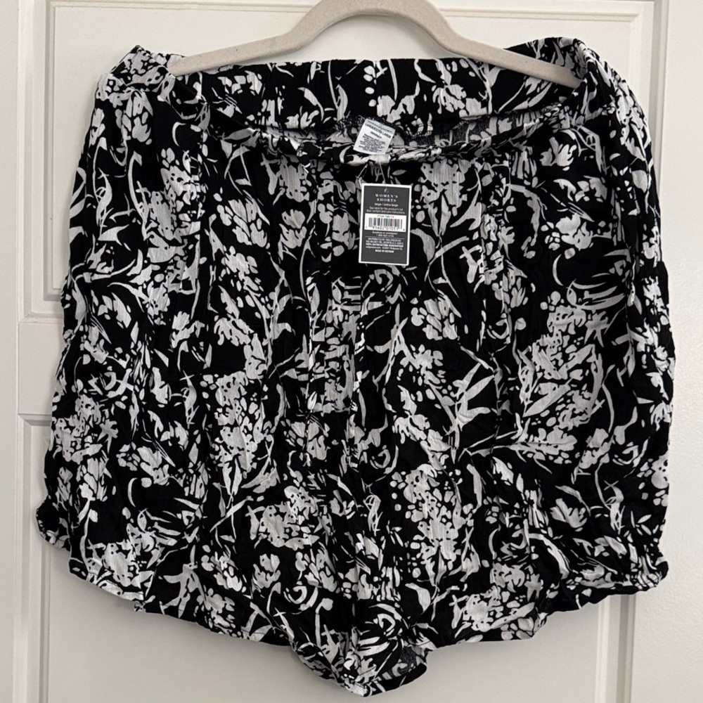 West Loop Black and White Floral Shorts Size L/XL